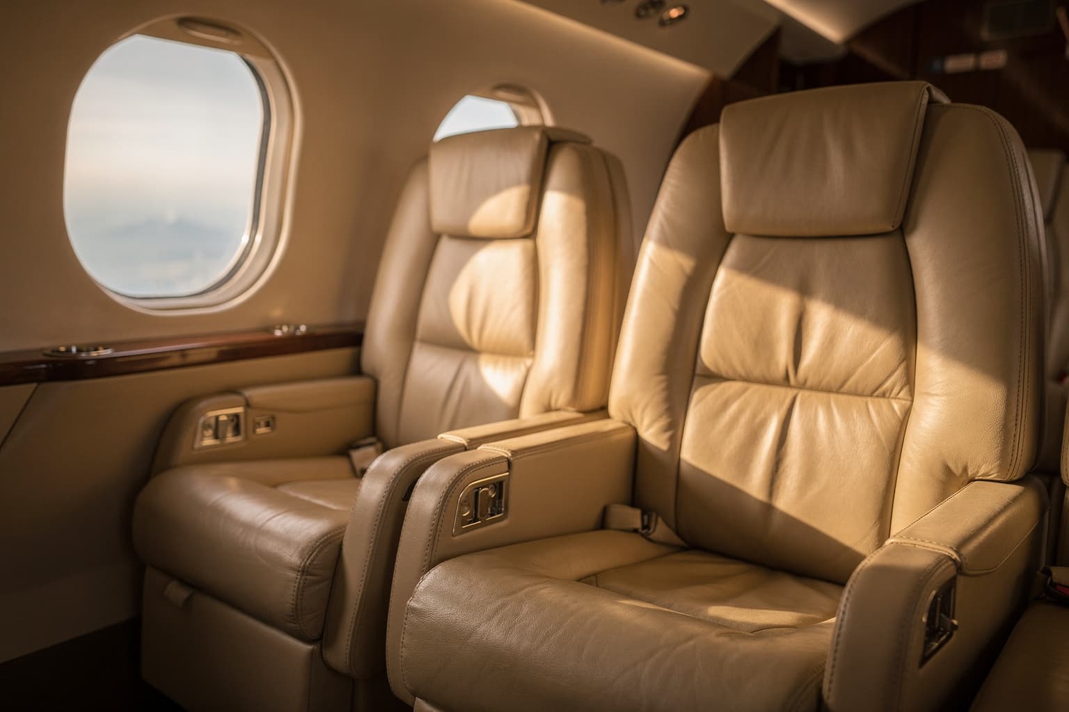 Cabina de un King Air 350 con asientos de cuero