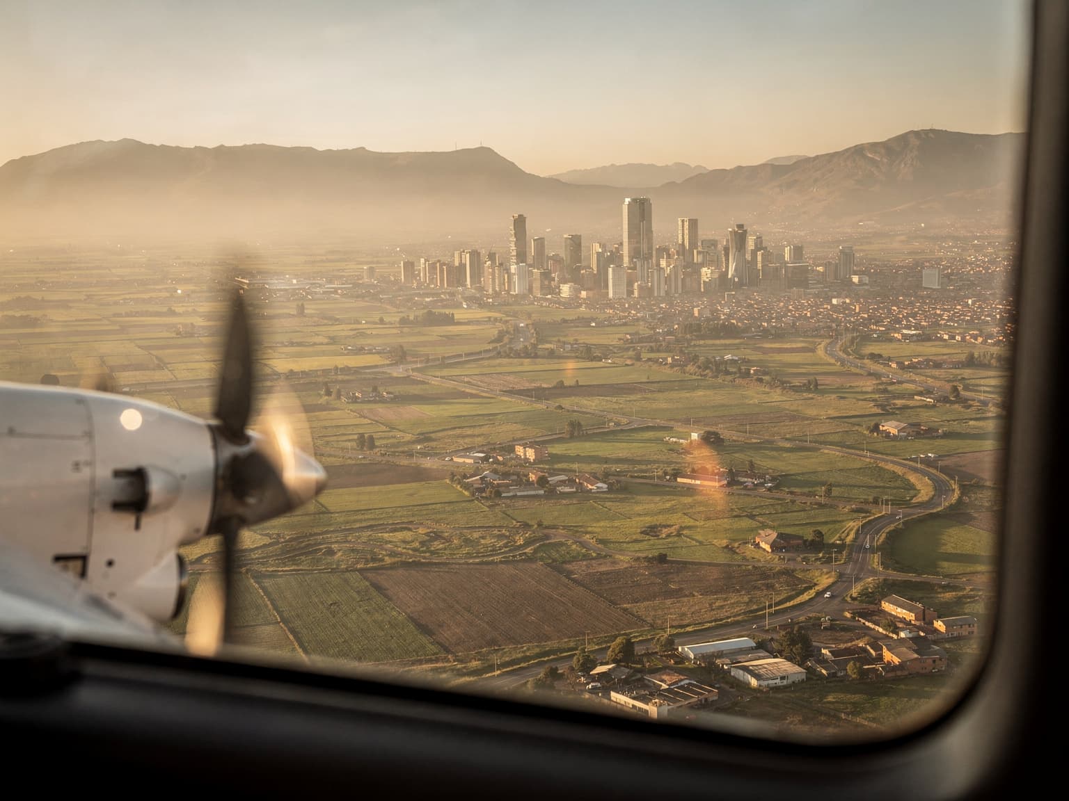 Vista aérea de Bogotá desde la cabina de un turbohélice